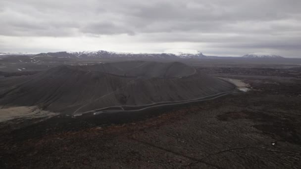 Drone sobre el paisaje con volcán en Islandia — Vídeos de Stock