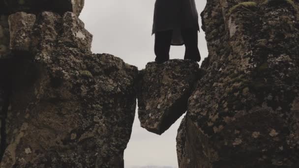 Мастер кунг-фу позирует на скалах в Исландии — стоковое видео