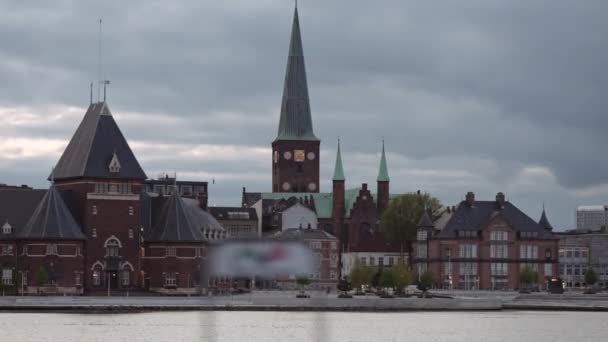 Catedral de Aarhus ao anoitecer — Vídeo de Stock