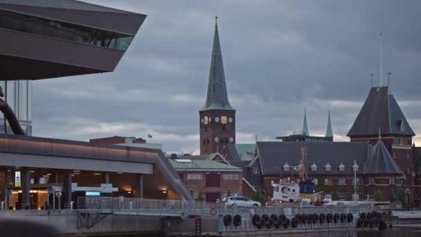 Kathedraal van Aarhus en aangemeerde boot bij Dusk — Stockvideo