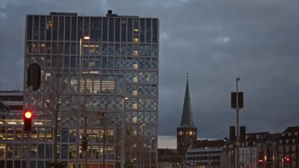 Edifícios modernos e Catedral de Aarhus à noite — Vídeo de Stock