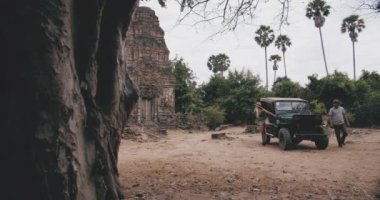 Antik Yapının Erkek ve Kadın Görünümü Harabeleri Cipten İniyor