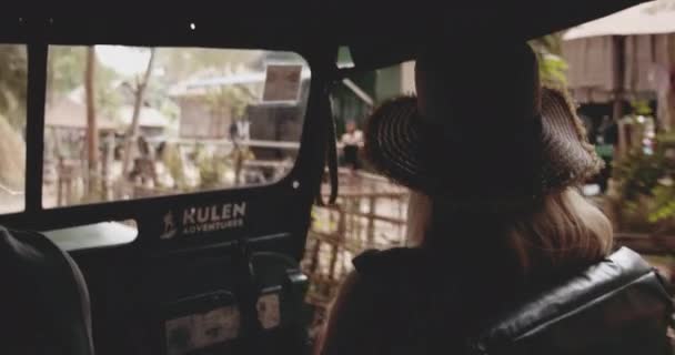 Людина з солом "яними капелюхами рука на узбіччі джипу Вілліс — стокове відео