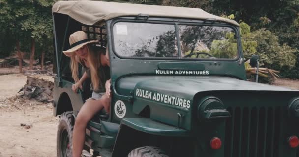 Masculin și femeie model merge în jos pe un Jeep verde vizita ruine istorice — Videoclip de stoc