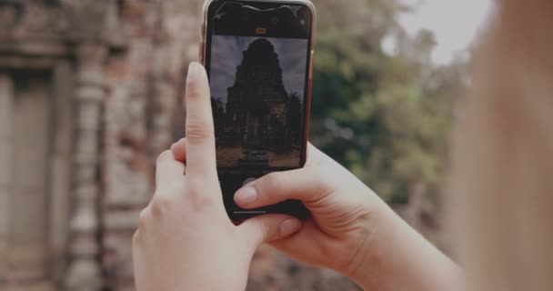 Een Perspectief Shot van een Persoon Het nemen van een momentopname op een Camera Telefoon — Stockvideo