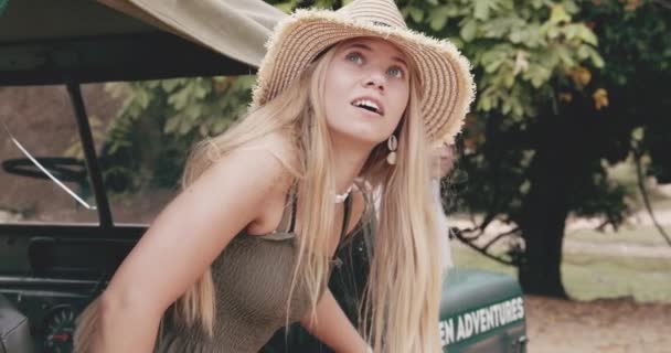 Μια ελκυστική γυναίκα φαίνεται έκπληκτος έρχεται κάτω σε ένα πράσινο τζιπ — Αρχείο Βίντεο