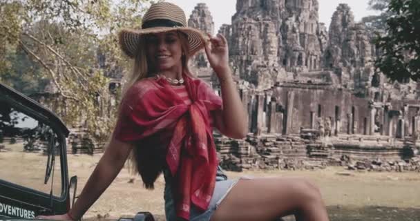 Широкий снимок женщины-модели, позирующей в древних руинах — стоковое видео