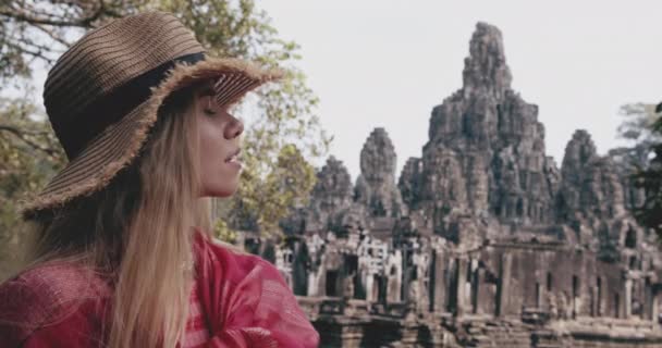 Medium Skott Blond Charmig Kvinna med Bayon Temple View i bakgrunden — Stockvideo