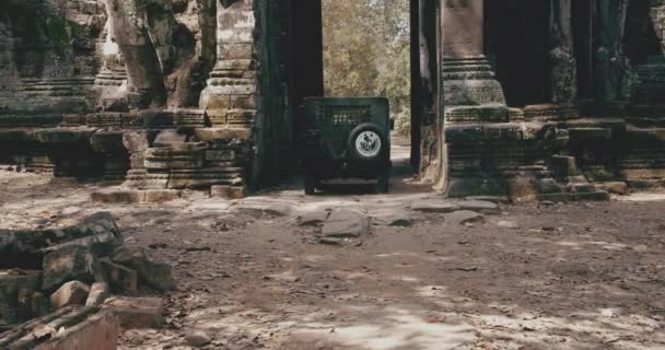 Vehículo que pasa a través de una puerta con forma de arco en el templo de Bayon — Vídeo de stock