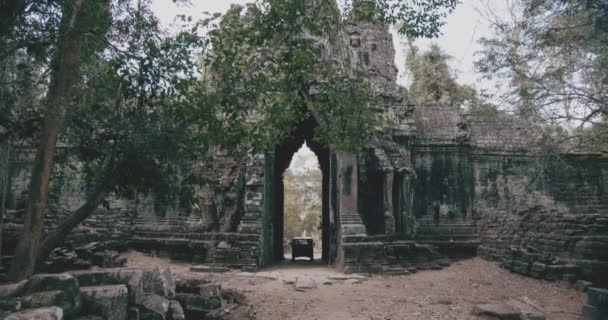 Revelando um jipe verde profundo Willys Cruzando com bela vista do Templo Bayon — Vídeo de Stock