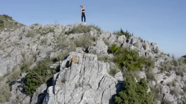 Drone passeert vrouw op Mountain Ridge — Stockvideo