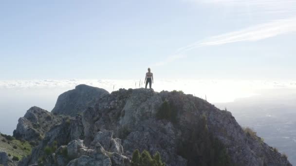 Drone de mujer caminando a lo largo de montaña Ridge — Vídeos de Stock