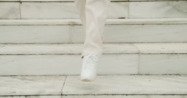 Spor Ayakkabılı Kadın Mermer Merdivenlerde Yürüyor