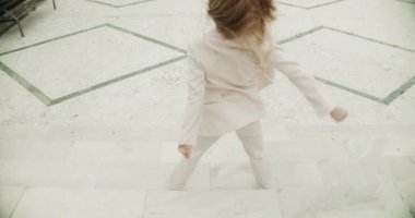 Mermer basamaklarda dans eden bir kadın