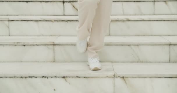 スニーカーの女性大理石の階段を歩く — ストック動画