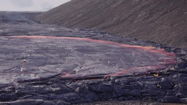 Lava vloeien uit het uitbarsten van de vulkaan Fagradalsfjall — Stockvideo