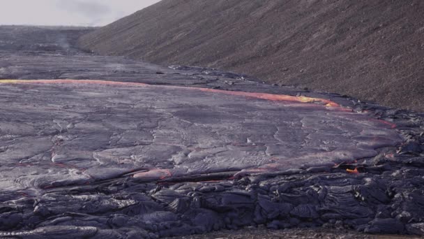 Lava vloeien uit het uitbarsten van de vulkaan Fagradalsfjall — Stockvideo