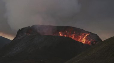 Fagradalsfall Volkanı 'ndan Erimiş Lavlar ve Duman Patlıyor