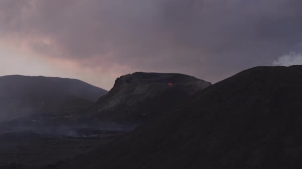 Lava e fumo che fuoriesce dal vulcano Fagradalsfjall — Video Stock