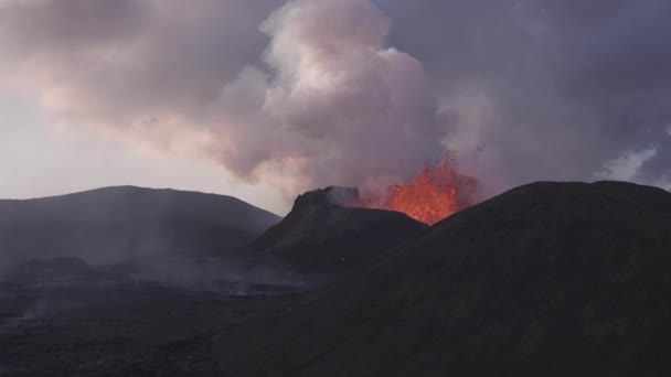 Erupción de lava fundida del volcán Fagradalsfjall — Vídeos de Stock