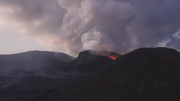 Gesmolten Lava uitbarsten van de vulkaan Fagradalsfjall — Stockvideo