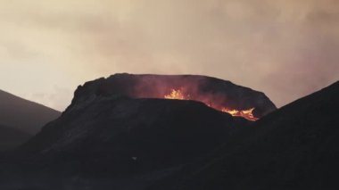 Fagradalsfall Volkanı 'ndan Erimiş Lavlar ve Duman Patlıyor