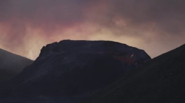 Fagradalsfall Volkanı 'ndan Erimiş Lavlar ve Duman Patlıyor