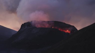 Erimiş lav ve ateş Fagradalsfall Volkanı 'ndan püskürüyor