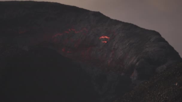 Caudal de lava fundida en el cráter del volcán Fagradalsfjall en erupción — Vídeos de Stock