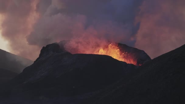 Розтоплена лава і спалах диму з вулкану Фаградальсфьяль — стокове відео