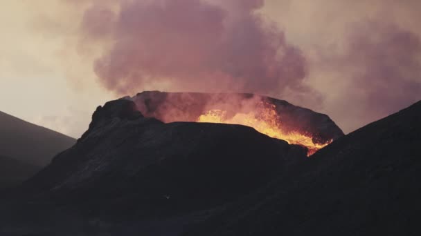 Fagradalsfall Volkanı 'ndan Erimiş Lavlar ve Duman Patlıyor — Stok video