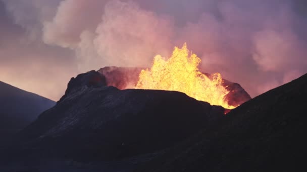 Gesmolten Lava en brand uitbarsten van de vulkaan Fagradalsfjall — Stockvideo