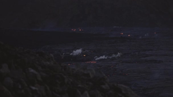 Smouldering Lava Flow From Erupting Fagradalsfjall Vulcão — Vídeo de Stock