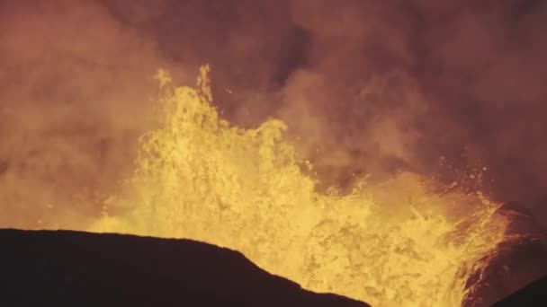 ลาวาสีเหลืองหลอมละลายจากการระเบิดภูเขาไฟฟยาดาลฟยอล — วีดีโอสต็อก