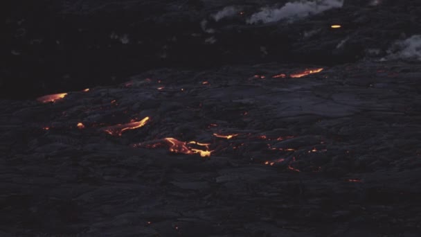 Caudal de lava brillante y humeante del volcán Erupting Fagradalsfjall — Vídeos de Stock