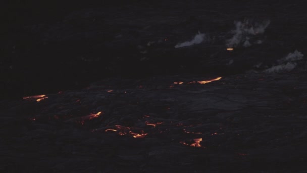 从喷发的Fagradalsfjall火山中喷出的光芒和烟雾熔岩流 — 图库视频影像