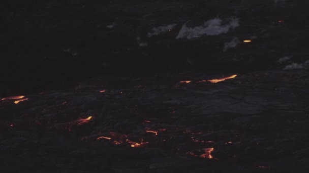 从喷发的Fagradalsfjall火山中喷出的光芒和烟雾熔岩流 — 图库视频影像