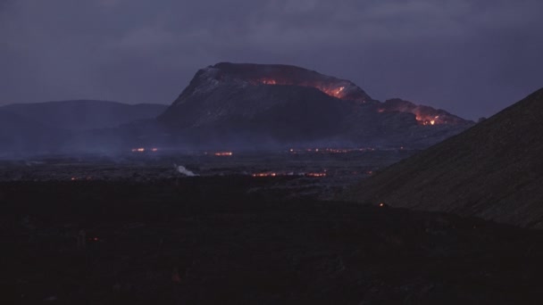 Doutnající sopka Fagradalsfjall v Reykjanes — Stock video