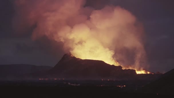 Fagradalfjall火山から噴出する溶融溶岩と煙 — ストック動画