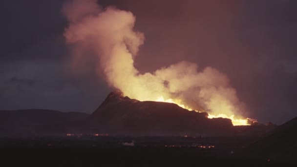 Gesmolten Lava en rook uit de vulkaan Fagradalsfjall — Stockvideo