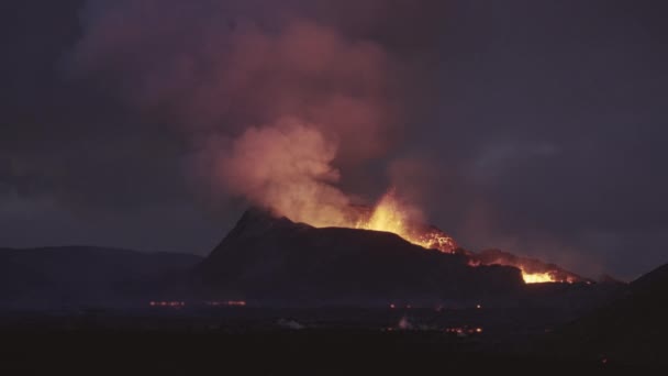 熔岩熔岩和从Fagradalsfjall火山喷出的烟雾 — 图库视频影像