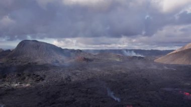 Fagradalsfall Yanardağı 'na yakın Volkanik Manzaranın Üzerinde İHA