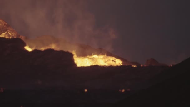 Erupción de lava fundida del volcán Fagradalsfjall — Vídeos de Stock