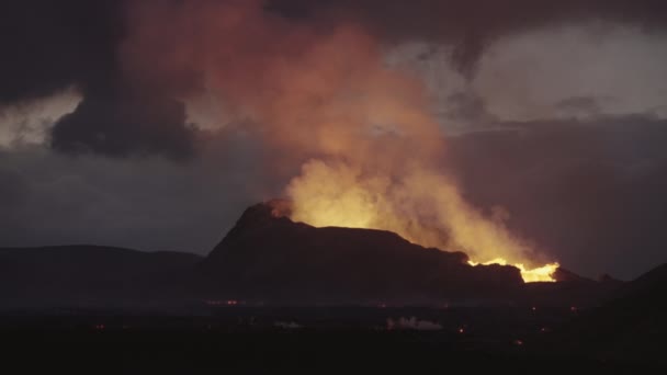 Gesmolten Lava uitbarsten van de vulkaan Fagradalsfjall — Stockvideo