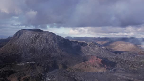 Drone oltre fumare paesaggio vulcanico vicino al vulcano Fagradalsfjall — Video Stock