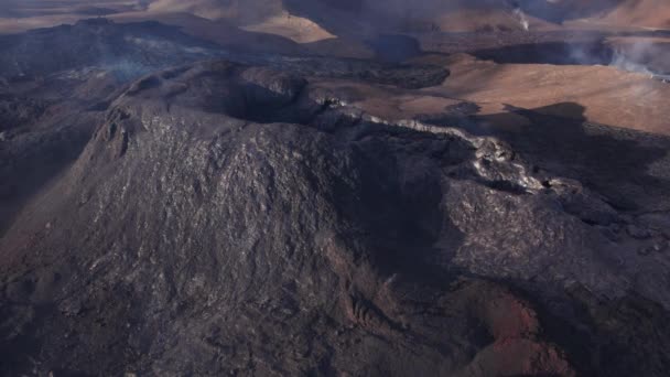 Drohnenflug über dem Vulkan Fagradalsfjall — Stockvideo