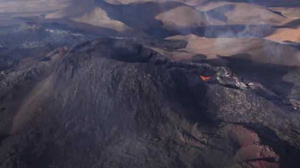 Vuelo de drones sobre el volcán Fagradalsfjall — Vídeo de stock
