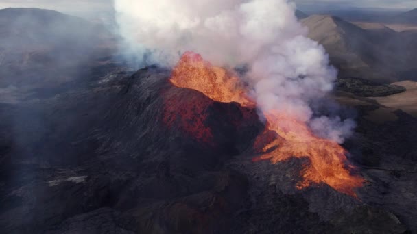Drone sobre o vulcão Fagradalsfjall rompendo com a lava derretida — Vídeo de Stock