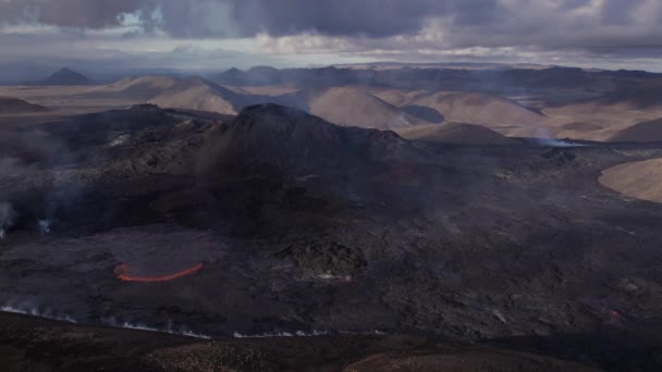 Drone Over Smoking Volcán Fagradalsfjall — Vídeo de stock