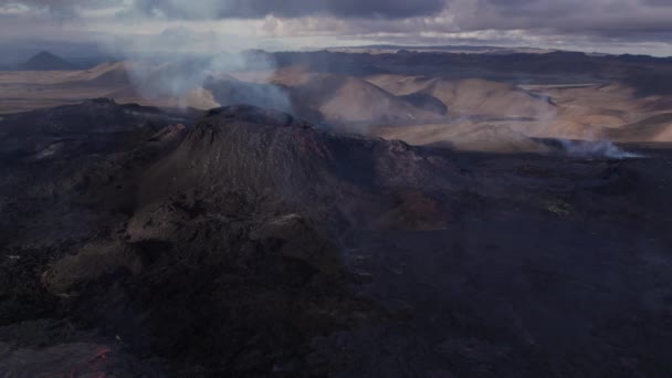 飞行员吸烟过量Fagradalsfjall火山 — 图库视频影像